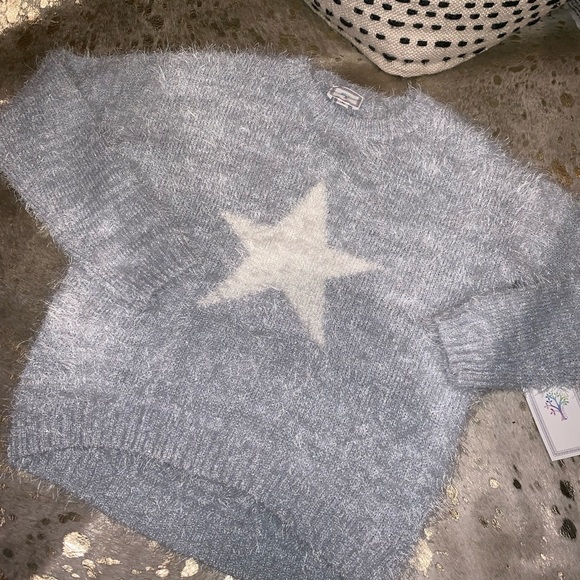 Other - NWT • gray fuzzy star sweater